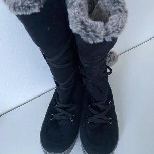 Replay vinterskor  - Säljer dessa vintage replay vinterskor, jätte sköna med det fluffiga fodret på insidan. Pris kan diskuteras :)))