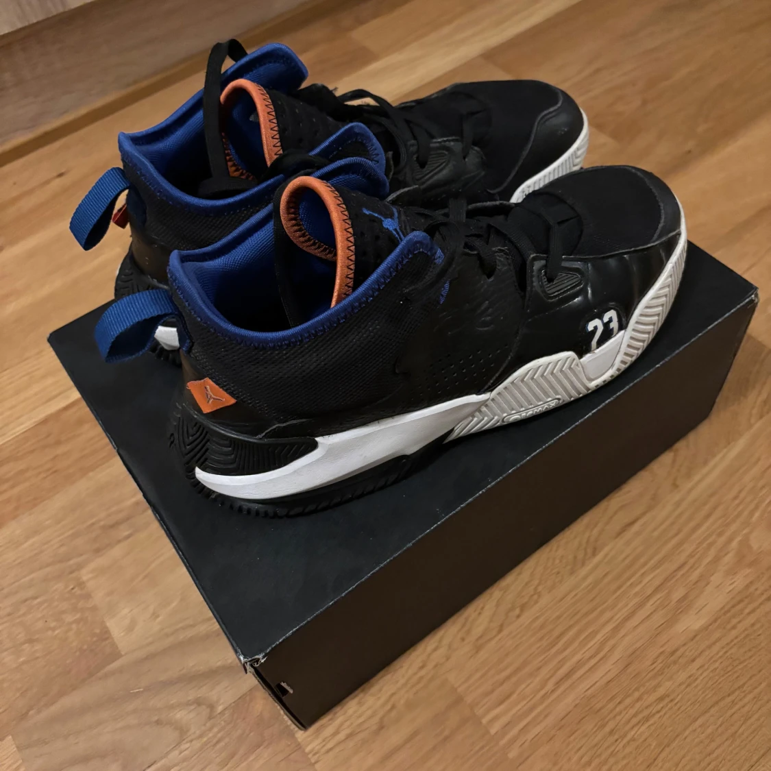 Svarta Jordan sneakers med blå och orange detaljer - 2