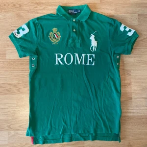 Ralph Lauren Rome Polo / Pike - !skicka bud för snabb affär! Fet Ralph Laurie rome pike, storlek M i bra skick men lite smuts på trean där bak vilket går bort i tvätten. Mått: 68.5längd 51.5bredd under armarna 