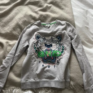 Grå tröja från Kenzo - Säljer en sååå cool kenzotröja. I princip inte använd något! 🩷