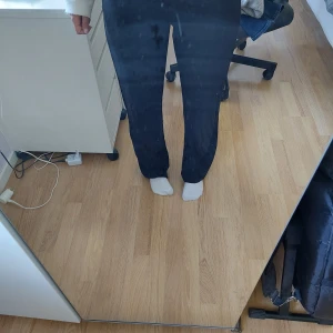 Svarta kostymbyxor med rak passform - Säljer ett par klassiska svarta kostymbyxor med rak passform och hög midja. De är i nyskick, aldrig använda. Byxorna har en stilren look utan synliga detaljer och passar perfekt till en dressad outfit. Materialet känns mjukt och följsamt. Strl M med benlängd 32. Skriv vid frågor!☺️