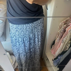 Blå långkjol  - Jättefin blå långkjol köpt på marknad i Italien. Står ingen strl i men jag uppskattar att den passar allt från xs-m. Använd en gång, sen bara legat i garderoben. 