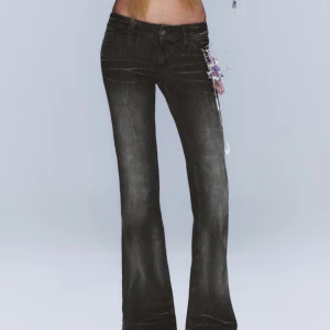 Lågmidjade bootcut jeans - Lågmidjade bootcut jeans från weekday i strl 28/32. De är i bra skick och köptes för 400+frakt💓