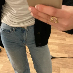 vida jeans  - wide jeans från lager 175 (tror jag) väldigt trendiga innan och säljer för att de bara tar plats. ett bra basplagg men har gått sönder lite vid hälarna. skriv för mer bilder eller info 💕
