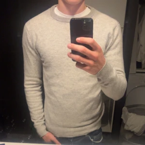 Kashmir tröja - Säljer min Kashmir tröja från John Henric, skicket är 9/10, Inga defekter eller slitningar. Nypris 2200kr