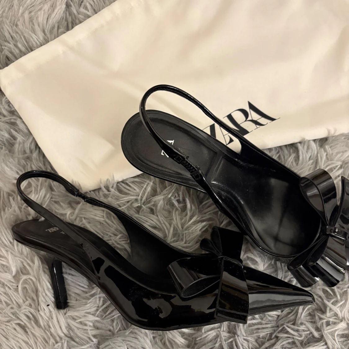 Svarta klackar med rosett från Zara - 1