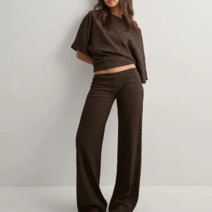 !!SÖKER!! Brunt Nelly set - Söker detta super snygga set ifrån Nelly. Byxorna st S/M och topp XS-M