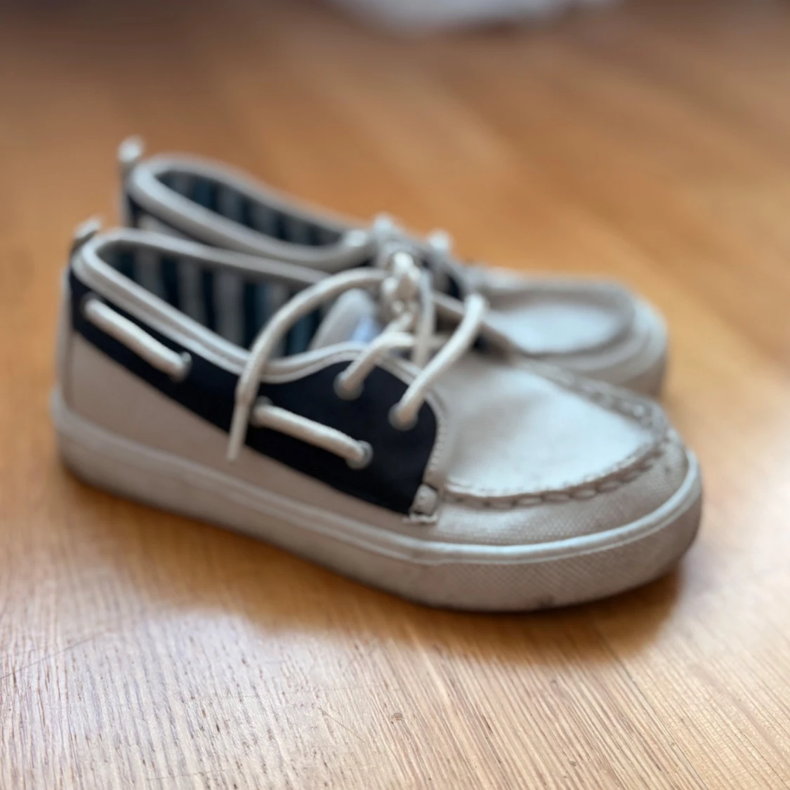 Vita och marinblå sneakers med snörning(barnskor) - 2