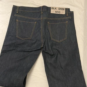 Mörkblå jeans från BLK DNM NYC - Snygga mörkblå jeans från BLK DNM NYC straight fit i strl W30 L34. Byxorna är aldrig använda och har prislapp på, nypris 1299 kr. Priset är definitivt förhandlingsbart☺️ Alltid schyssta och låga priser!🤩 