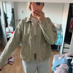 Mint grön jeans jacka  - Säljer en slutsåld  jeansjacka som är mintrgrön från Zara❤️ 