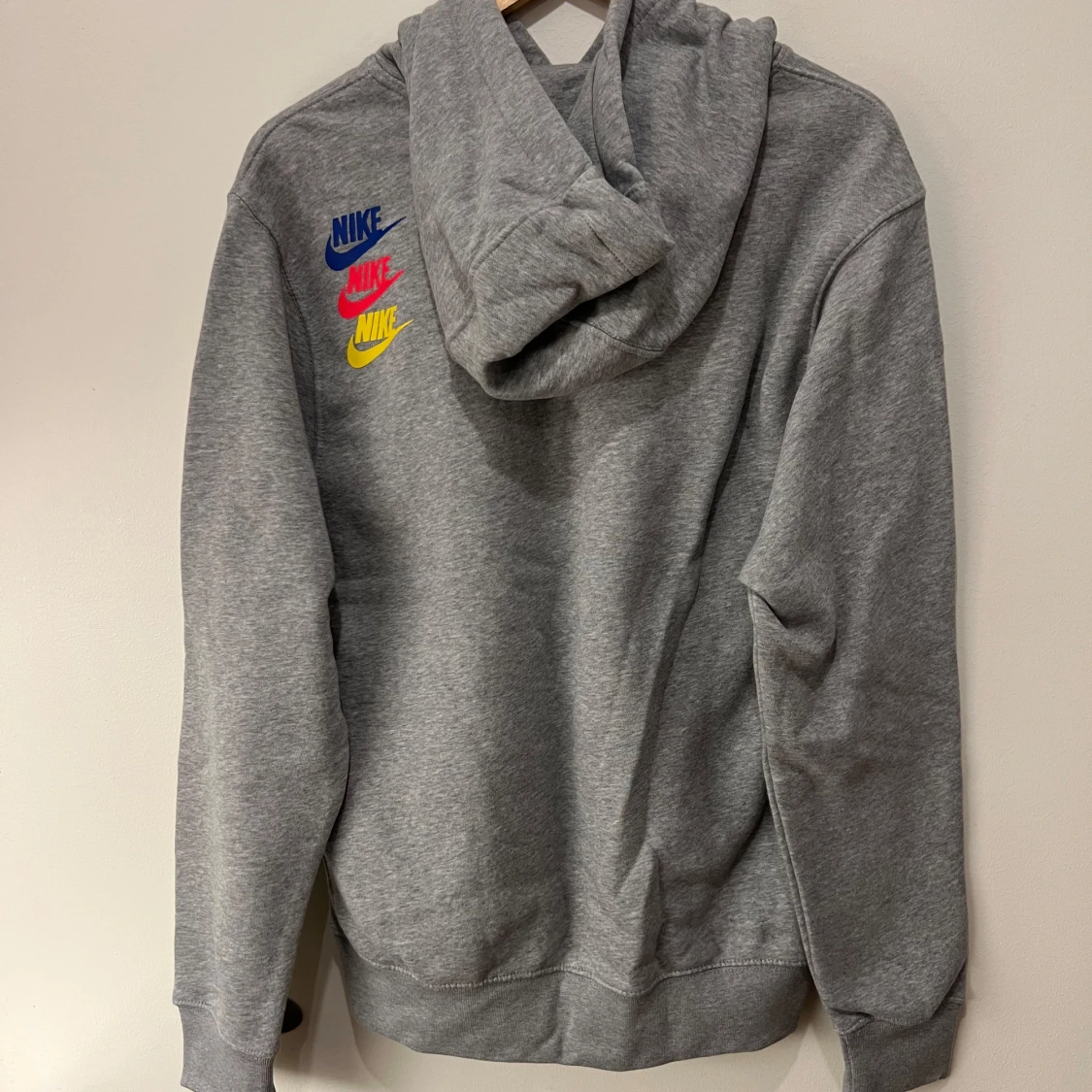 Grå Nike hoodie med färgglada loggor - 2