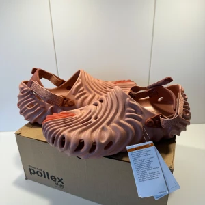 Crocs x Salehe Bembury - crocs x salehe bembury i färgen kuwata helt nya då de va fel storlek! endast testade inomhus, 46-47 men skulle kunna passa 45 med. Box och allt og, köpta i uk. Tveka inte att skriva✍️ 