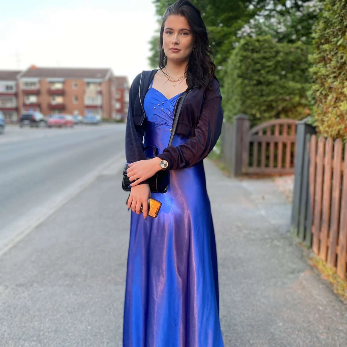 Blå långklänning i satin - 2