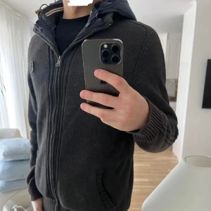 Cardigan  - Säljer nu en fet cardigan från McNeal. Jag är 180. Storlek L men sitter mer som M. Det går även att ta ut den tunna blå jackan som luvan tillhör och använda bara cardiganen, utan luva då. Hör av er vid frågor och funderingar! 