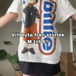 Vit Billie Eilish t-shirt med tryck - Äkta merch T-shirt från Billie Eilish konserten i Stockholm, vill byta min M till en S eftersom den inte passade mig så bra.  Kontakta mig om ni har en sådan T-shirt i S och vill byta till M💕💕