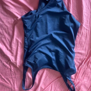 Badräkt  - Bra skick, knappt använd  strl M blå 