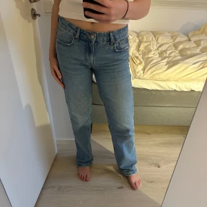Lågmidjade jeans - Bekväma ljusblåa lågmidjade jeans från Nelly i storlek 36. Använda men i fint skick. Lite fransiga nere vid hälen, se bild 4.