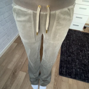 Juicy couture byxor - Gröna juicy byxor med guld detaljer. Väldigt bra skick då ja it haft användning för de, nypris 1100kr💗