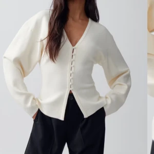 Vit kofta med knappar från Ginatricot - Säljer en vit kofta från Ginatricot med v-ringning och dekorativa knappar framtill. Koftan har lång ärm och är tillverkad i ett mjukt material som passar perfekt till många olika outfits. Endast använd fåtal gånger, skriv vid funderingar eller fler bilder💖💖