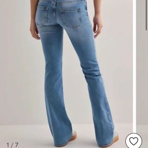 Lågmidjade bootcut jeans - Någon som vill byta dessa jeans i storlek S/32 mot Xs/32. Är öppen för försäljning annars men skriv isåfall prisförslag! Dom är från nelly och är lågmidjade och bootcut. Endast testade! Slutsålda på både Nelly och Zalando