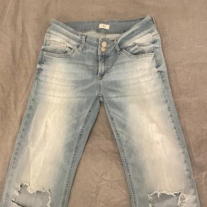 Nelly jeans  - Lånade bilder!! Säljer mina Nelly jeans med hål och fickor där bak då jag inte använder de längre. De är i storlek 38. Skickar fler bilder om det önskas.
