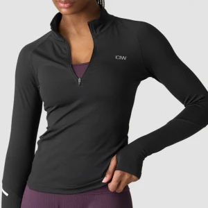 zip träningströja ICIW - Säljer detta snygga och sköna Zip träningströja från ICIW. Finns reflex, tummar och ficka med dragkedja där bak. Använd 2 gånger, tvättad och i ett superfint skick. Nypris 599kr, säljer för 350kr. Storlek M.