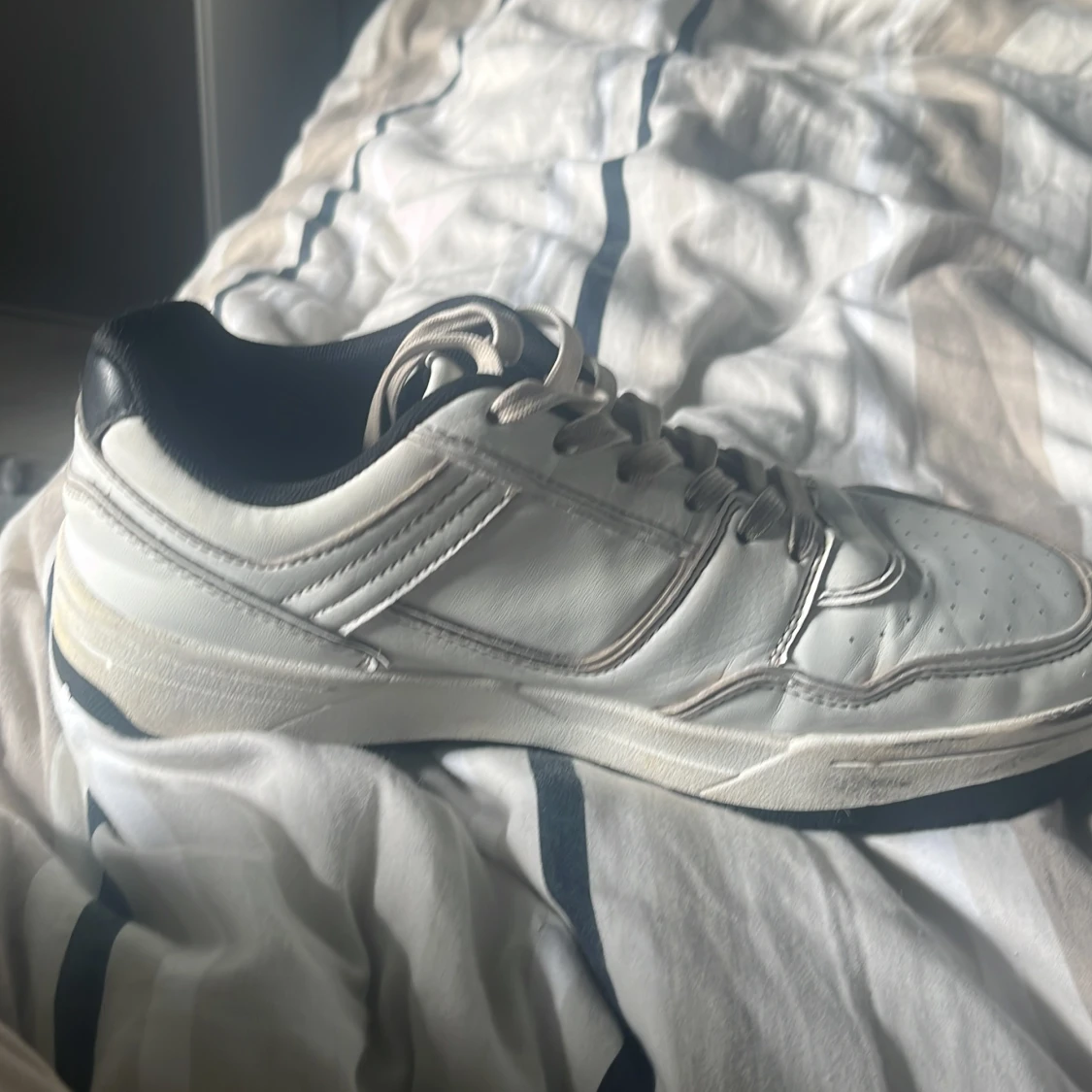 Vita sneakers med svarta detaljer - 3