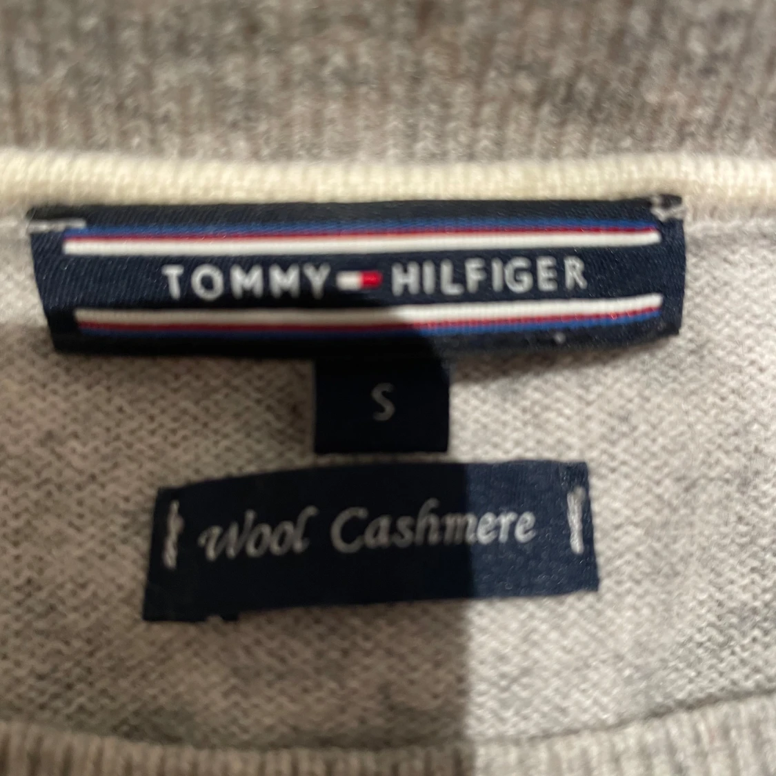 Ljusgrå tröja från Tommy Hilfiger - 1