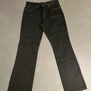 Svarta jeansbyxor med raka ben - Säljer ett par helt nya svarta jeansbyxor med klassisk femficksdesign och raka ben. Bra passform och är perfekta för en stilren look. Snygga kontrastsömmar på bakfickorna. Jag säljer de för att de inte kommer till användning eftersom jag har lite mindre storlek. 