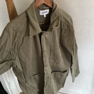 Olivgrön overshirt från Weekday - Säljer en olivgrön overshirt från Weekday i storlek M.