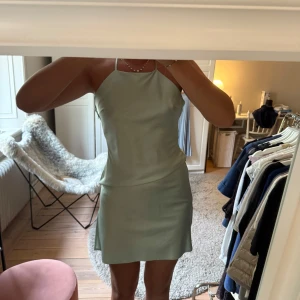 Finaste klänningen💚💚💚 - Så snygg klänning som passar perfekt till tillställningar i vår och i sommar🥰Så himla vacker och unik färg, och älskar detaljerna! Öppen rygg och slits på sidorna💕I ganska bra skick, därav priset😇Går inte att köpa längre, så passa på. Klänningen är justerbar, så passar flera olika storlekar🩷