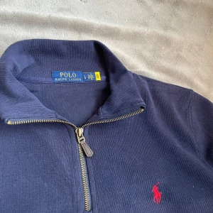 Ralph Lauren quater-zip - Ralph Lauren quater-zip i marin blå.  Storleken är normal och sitter som en vanlig M. Perfekt för kyliga sommarkvällar eller hela våren.  Inga täcken på användning. Nypris 2199kr vårt pris 799kr📍    Du som köpte har även möjlighet att returnera iaf plagget inte passar. Svårt snabbt på frågor