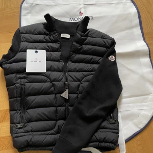 Moncler Cardigan - Nu säljer jag denna feta Moncler cardigan i rent nyskick. Den här Cardigen är stilig och skön, helt perfekt nu till den svenska våren! Använd fåtal gånger tveka inte att skriva vid minsta lilla fundering!