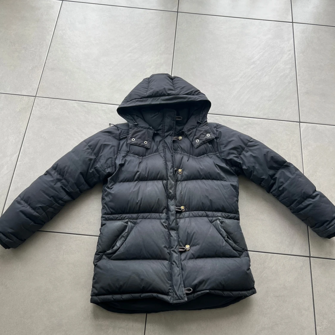 Svart dunjacka med huva