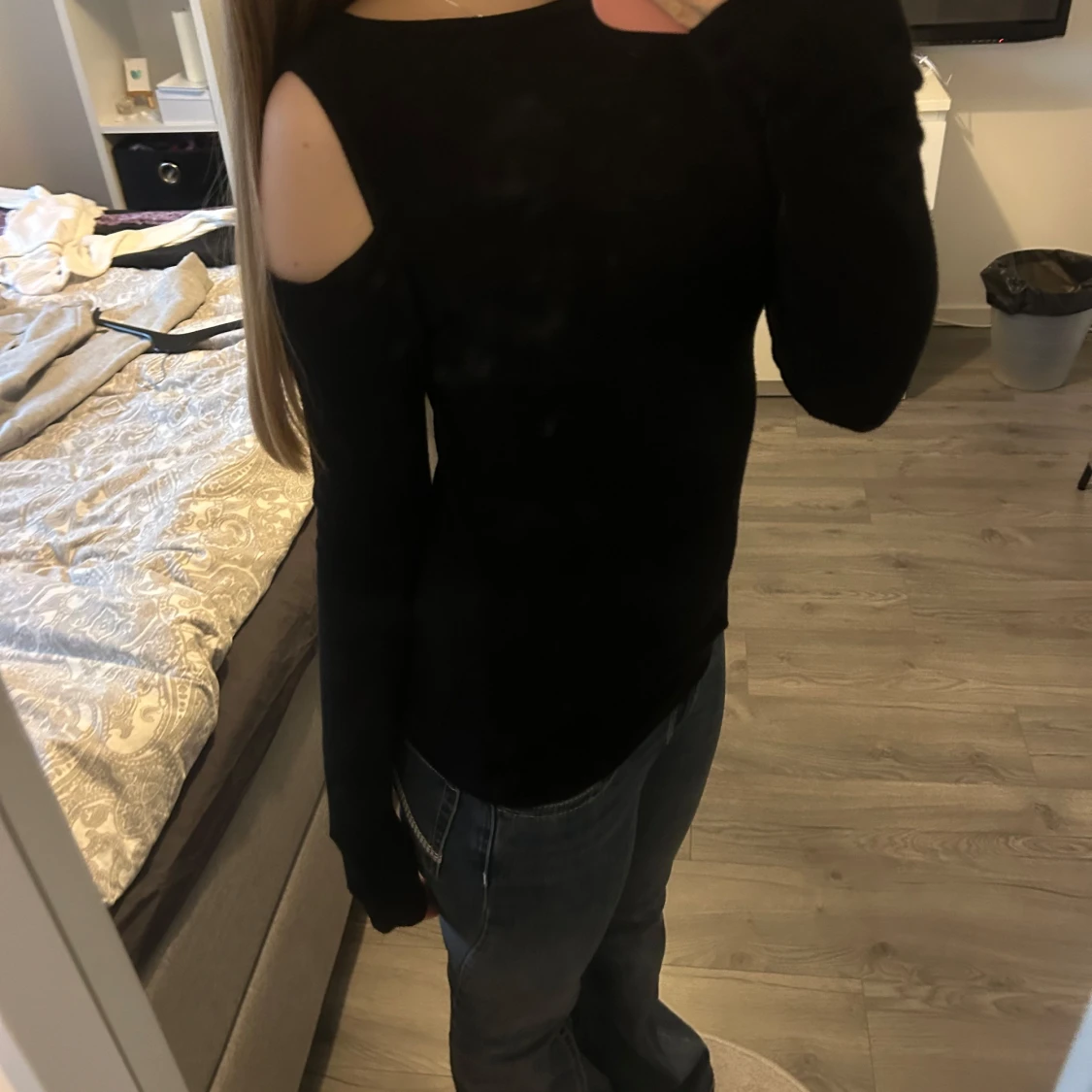 Svart långärmad topp med cut out-detalj - 1