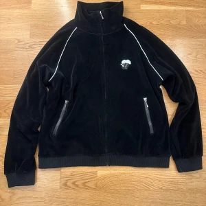 Number nine zip-up - Number nine x Rolling Stones zip, använd max 5 gånger så väldigt bra skick. Ej fast pris kom med bud. Dm för fler bilder / mer info. 