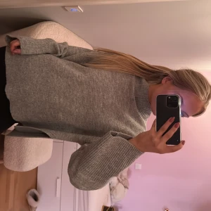 Grå stickad polotröja - Tröjan har ribbade detaljer vid ärmslut och nederkant. Perfekt för kyliga dagar och enkel att styla till olika outfits.💕Passar S/M! Sååå skön!