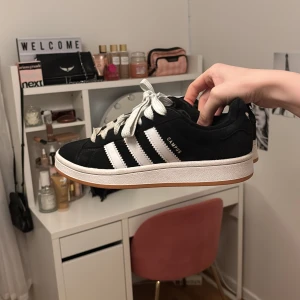 Svarta Adidas campus💞😘 - Storlek 38 och har inga defekter❤️de är använda tre gånger💕 så de är nästan inte använda, både svart och vit skosnören följer med och adidas lådan❣️