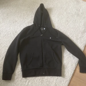 Svart tracksuit zip up från Ralph Lauren - Använd ca 8 gånger dock inga defekter. Storlek S fast skulle passa även M också. Säljer den för att den är en aning för stor för mig och ska köpa en ny mindre istället.