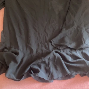 Svart blus - Svart blus från Vero Moda i storlek M. Blus har volangdetalj nertill och är tillverkad i ett lätt tyg. Perfekt för dig som gillar en enkel men ändå trendig look.