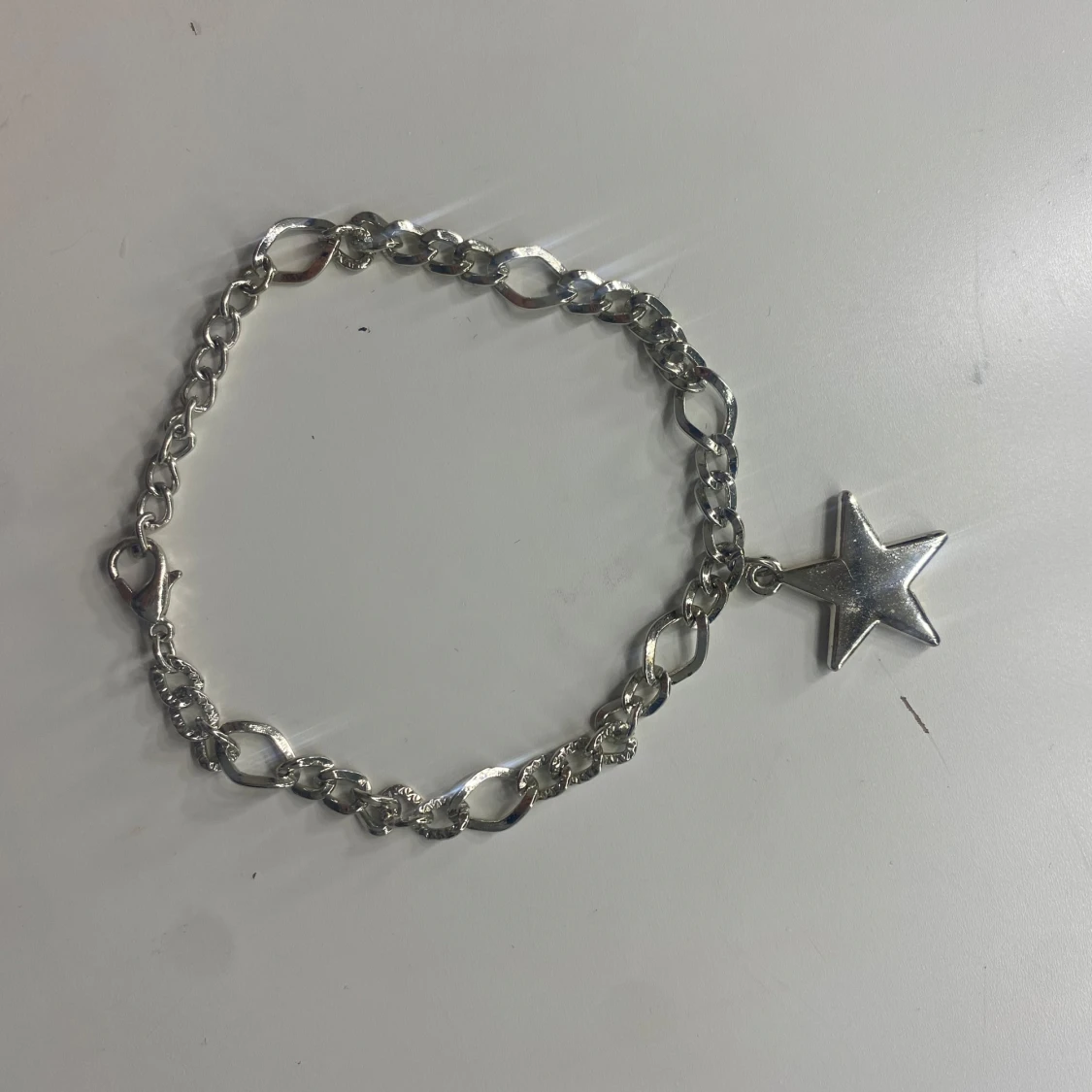Silverfärgat armband med stjärnhänge - 3
