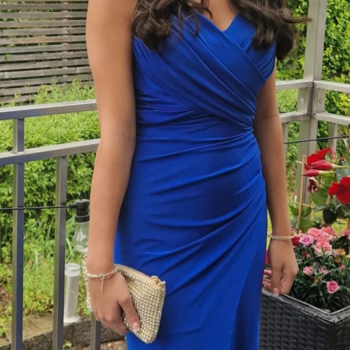 Kornblå långklänning med omlott och v-ringning