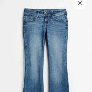 Low waist flare jeans  - Säljer lågmidjade jeans från Hm 💖storlek 36 och de är i väldigt fint skick. Säljer då de är lite för stora på mig💗skriv vid frågor 