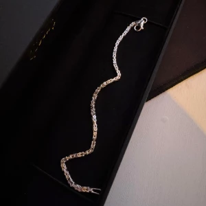 Äkta silverarmband från Kejsar - Säljer ett nytt stilrent armband i äkta 925 silver från Kejsar som aldrig är använt. Kedjan har ett unikt, flätat mönster och smidig karbinhake. Perfekt accessoar för dig som gillar klassiska smycken med en modern touch.