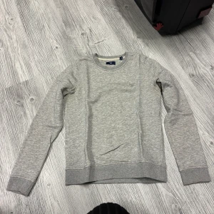 Sweatshirt gant - Grå sweatshirt från gant i stl XS. Inte mycket använd så i nyskick, inga defekter 