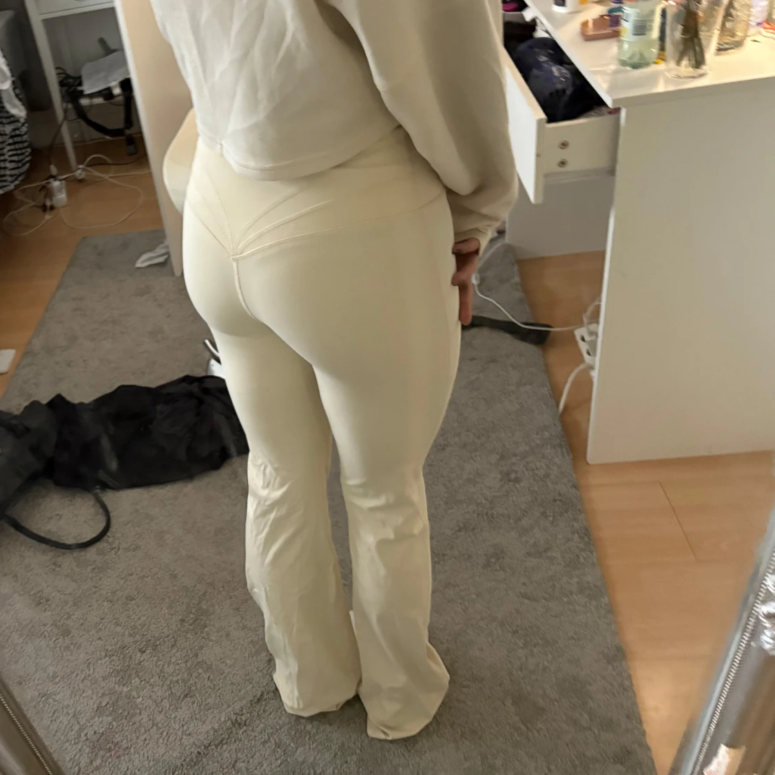 Beiga bootcut byxor med hög midja - 3