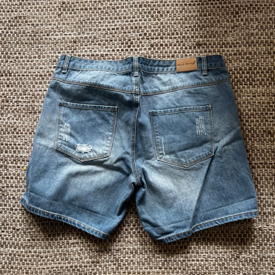 Blå jeansshorts med slitningar från Black Shrimp - 1