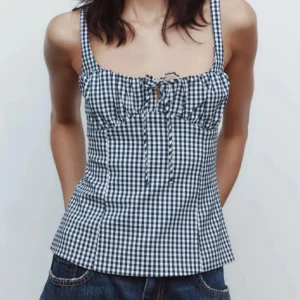 Populär blå/vitrutig topp ifrån Zara💌 - Snygg blårutig topp med smala axelband och knyt framtill. Toppen har figurnära passform och ett klassiskt rutmönster i blått och vitt. Köpte här nu i våras och endast använda en gång så i väldigt fint skick!🩷