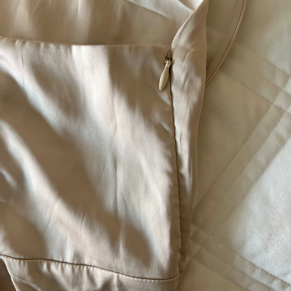 Champagnefärgad midiklänning med snörning - 1