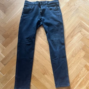 Replay jeans - Säljer ett par sköna replay jeans som är i modellen anbass. De är ok skick och storleken 32/32. Har defekter på baksidan, bild 3. Vid frågor är de bara att höra av sig.